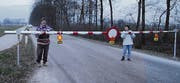 Forti und Desirée Frei sperren die Rietstrasse.