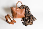 Lederpumps 299.90 und Henkeltasche 399.90 in Cognac, Schal in weichem Viskose-Mix 179.90 (alles Madeleine Mode) (Bild: Mareycke Frehner)