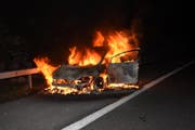 Das Auto wurde vollständig zerstört. (Bild: Kapo SG)