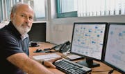 Brunnenmeister Erich Eberhard überprüft mehrmals täglich am Computer wie viel Trinkwasser durch die Wattwiler Leitungen fliesst. (Bild: Sabine Schmid)