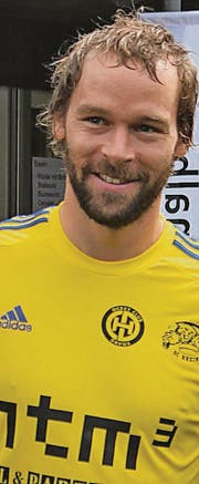 HCD-Verteidiger Beat Forster spielt mit den SCR-Kids. (Bild: Sepp Schmitter)