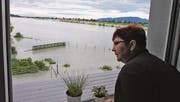 Sabine Kühnis bleibt nichts anderes übrig, als zuzuschauen, wie das Wasser in ihren Keller eindringt. (Bild: Susi Miara)