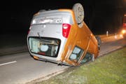 Das Auto überschlug sich und rutschte mehrere Meter vorwärts auf der Strasse. (Bild: Kapo SG)