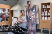 Lehrtochter Severine Tschirren mit der verbliebenen «Chewbacca»-Figur. (Bild: Hanspeter Schiess)