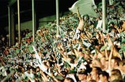21. Mai 2001: Rappelvolles Espenmoos, die Stimmung auf dem Siedepunkt. (Bild: Keystone)