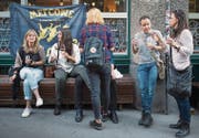 Nach der Wahl: Genossinnen feiern mit Stadtparlamentarier Gallus Hufenus ihren Erfolg in der Stickerei. (Bild: Benjamin Manser)