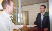 Roman Habrik (rechts) hat als Einziger eine Kandidatur für den zweiten Wahlgang um das Gemeindepräsidium bei Ratsschreiber Magnus Brändle eingereicht. (Bild: Simon Dudle)