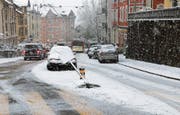 Der Schnee führte, wie hier auf der Teufener Strasse in St. Gallen, zu einigen Unfällen. (Bild: Stapo St. Gallen)