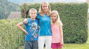 Bernadette Meier-Brändle zusammen mit ihren Kindern Mario und Christina im Garten in ihrem Zuhause in Dreien. (Bild: Beat Lanzendorfer)