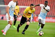 Gjelbrim Taipi (Mitte) beim Dribbeln. Wird der Schaffhauser Mittelfeldspieler auf die kommende Saison hin zum FC St. Gallen wechseln? (Bild: Keystone)