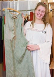 Die Schneiderin Sarah Brümmer, die in Lichtensteig wohnt, setzt bei ihrer Kollektion auf Upcycling. (Bild: Sascha Erni)