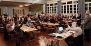 Trotz längerer Diskussionen folgten die Bürgerinnen und Bürger den Anträgen des Stadtrats. (Bild: Benjamin Schmid)