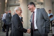 Der alte und der neue CVP-Stadtrat? Nino Cozzio (links) und Boris Tschirky begrüssen sich. (Bild: Urs Bucher)