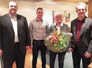 An der HV der FDP Berneck gratulierte Präsident Andreas Reis (ganz links) Fabian Meier (2. von links) zur Wahl in den Vorstand. Zudem verdankte er Helga Klees grosses Engagement und wünschte Laszlo Arato (rechts) eine erfolgreiche Wahl in den Primarschulrat. (Bild: pd)