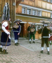 Die Wanderer trafen immer wieder auf Klausschuppel, die am alten Silvester von Hof zu Hof zogen. (Bild: PD)