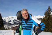 Der ehemalige Skirennfahrer Bernhard Russi begleitete Schulkinder auf die Skipiste. (Bild: Angela Hess)