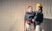 Joséphine Françoise und Laura Ender in ihrem neuen Bühnenstücklein «Um die Kante kurven». (Bild: Urs Bucher)