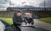 Norbert Gschwend (links) und Walter Schwarzkopf besprechen die Pläne für die Deponie Aachen in Mörschwil. (Bild: Michel Canonica)