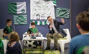 Severin Heeb und Scotty Germann (von links) haben sich auf das Interview mit Matthias Hüppi akribisch vorbereitet. (Bild: Michel Canonica)