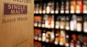 Nachdem der Einbrecher Zigarettenpackungen und alkoholische Getränke in seinem Rucksack verstaut hatte, trank er eine Flasche Whisky leer. (Symbolbild) (Bild: FELIPE TRUEBA (EPA))