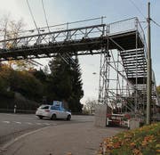 Die provisorische Passerelle über die Teufener Strasse im Riethüsli. (Bild: Tobias Hänni)