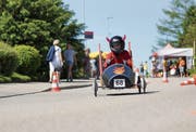 Rund 50 Seifenkistenfahrer wagten sich mit ihren Seifenkisten auf die steile Strecke. (Bild: PD/Benjamin Schlegel)