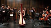 Einer der Höhepunkte gleich zur Eröffnung: Linda Bartholet, Harfe, und das Streicherensemble KSH-Strings. (Bild: Max Pflüger)