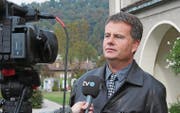 Pfarrer Simon Niederer nimmt vor den Medien Stellung zur Kündigung, die er vom Kirchenverwaltungsrat erhalten hat. (Bild: Ursula Ammann)