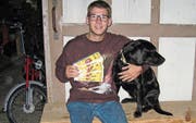 Lukas Stüble mit Mia und vier neuen Tickets. (Bild: pd)
