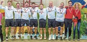 Grosser Jubel bei Diepoldsau: Die Rheininsler verteidigen ihren Schweizer Meistertitel in der Halle. (Bild: Swiss Faustball / Fabio Baranzini)