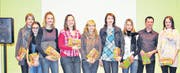 Begleitet von den Lehrpersonen Peter Giger und Karin Schlegel (rechts) erhielten die Schülerinnen Aline, Alma, Cathaline, Tamara, Nina, Nina und Valeria (von links) viel Applaus für ihre Songs.