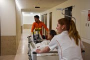 Der Umzug dauert nur wenige Minuten, dann kommt die Patientin im neuen Bettentrakt an. (Bild: Anina Rütsche)