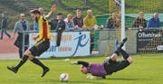 Zu Beginn hatte Altstätten noch mehr vom Spiel: Nach dieser Turneinlage des Rappi-Goalies bereitete Ramon Gächter Bektesis Kopfball-Chance vor. (Bild: Yves Solenthaler)