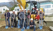 Planer, Bauunternehmer und Bauherrschaft beim Spatenstich, von links: Kevin Tanner, Nestor Dietsche, Kevin Recktenwald, Roger Oehy, Nick Bucher und (vorn kniend) Thomas Schwendener mit der Bauherrenfamilie Sara Niederer, Andrea Weder Niederer, Jörg Niederer und Simon Niederer. (Bild: pd)