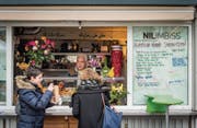 Lieber «über d’Gass» als am Mittag im Restaurant essen. (Bild: Urs Bucher)
