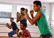 Der Eritreer Mulugeta Tesfay (rechts) ist einer von neun jungen Männern, die am Montagmorgen den Boxsport näher kennenlernten. Er sagt: «Ich hoffe, ich erinnere mich beim nächsten Mal an die Ausdrücke, dann lerne ich etwas dazu». (Bild: Remo Zollinger)