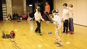 Während zwei Buben mit Maske und Degen miteinander fechten, achten zwei weitere Kinder ohne Masken als Schiedsrichter, dass alles mit rechten Dingen zugeht. (Bilder: Tim Frei)