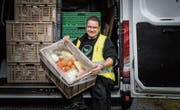 Rund 25 Tonnen Lebensmittel werden laut Markus Hofmann wöchentlich abgegeben. (Bild: Michel Canonica)