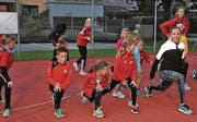 Die jungen Athletinnen und Athleten des STV Oberriet-Eichenwies geniessen sogar das Dehnen, wenn die Vorturnerin Selina Büchel heisst. (Bild: Mäx Hasler)