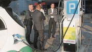 Michael Turi, stv. Vorsitzender der Bankleitung, René Bruderer, Chef Bau und Infrastruktur der Gemeinde, Gemeinderat Erwin Thalmann und Roland Klotz, Vorsitzender der Bankleitung (v. r.). (Bild: Andrea Häusler)