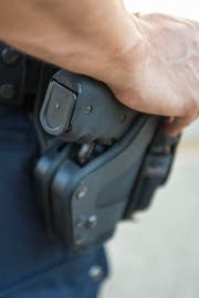 Ein Beamter machte von seiner Schusswaffe Gebrauch, nachdem der Täter mit einem Messer auf ihn losgegangen war. (KEYSTONE/Georgios Kefalas/Symbolbild)