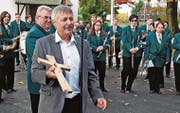 Kirchenverwaltungsratspräsident Daniel Kühnis brachte ein Holzkreuz als christlichen Schmuck für den Gemeindesaal mit. (Bild: Max Pflüger)