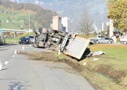 Der Sachentransportanhänger rutschte von der Fahrbahn die Böschung herab. (Bild: Kapo SG)