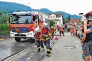 Für das Publikum am Tag der offenen Tür demonstrierte die Feuerwehr Rema, wie ein Löscheinsatz mit dem neuen Tanklöschfahrzeug abläuft. (Bild: Max Tinner)