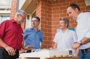 Betrachten das Modell des Siegerprojektes «Floribunda»: Heimleiter Kurt Marti, Werner Meier und Patrick Frauendorf vom Architekturbüro A.D.P. Walter Ramseier Partner AG aus Zürich und Lucas Keller, Präsident des Zweckverbands Sonnmatt. (Bild: Peter Dotzauer)