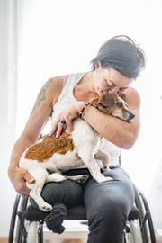 Andrea Kolb und Mucky, die zuvor auf den Strassen Rumäniens gelebt hat. (Bild: Benjamin Manser)
