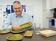 Edouard Appenzeller, Chef-Innovationsmanager bei der Bina, zeigt kompostierbares Geschirr aus Blättern. (Bild: Stefan Borkert)