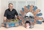 Die Hauben und Hüte von Bruno Räss, für die er fast seine gesamte Freizeit opfert, entstehen in minuziöser Handarbeit. (Bild: Hanspeter Schiess)