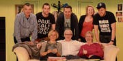 Am Probenwochenende: Astrid Wirth, Martin Schweizer, Alice Schlauri (vorne von links), Toni von Rotz, Robin Lauener, Regisseur Marcel Bär, Nadine Eisenring und Benny Wirth (hinten von links). (Bild: Christine Gregorin)