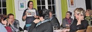 Primarschulrätin Monika Baumgartner stellte auch das ekmo-Informationsblatt der Primarschulgemeinde vor. (Bild: René Jann)